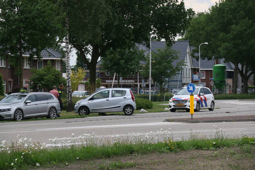 Auto zit vast op betonblok na verlaten van rotonde