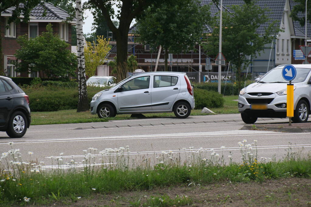Auto zit vast op betonblok na verlaten van rotonde