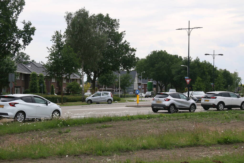 Auto zit vast op betonblok na verlaten van rotonde