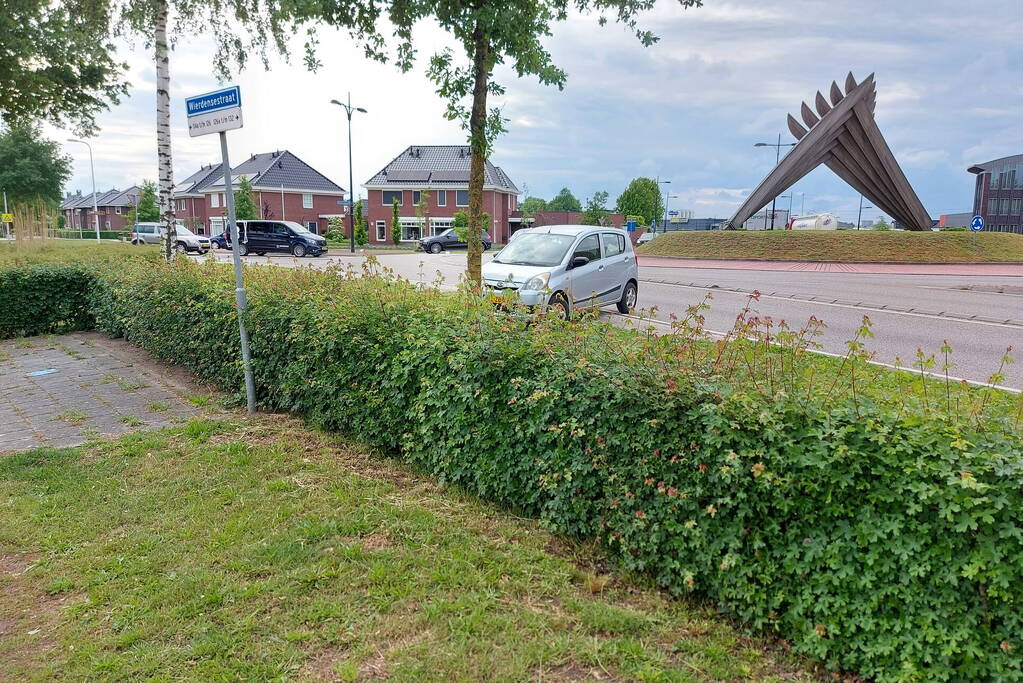 Auto zit vast op betonblok na verlaten van rotonde