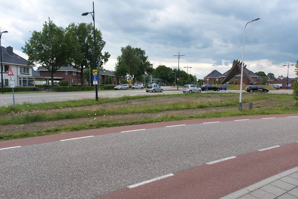 Auto zit vast op betonblok na verlaten van rotonde