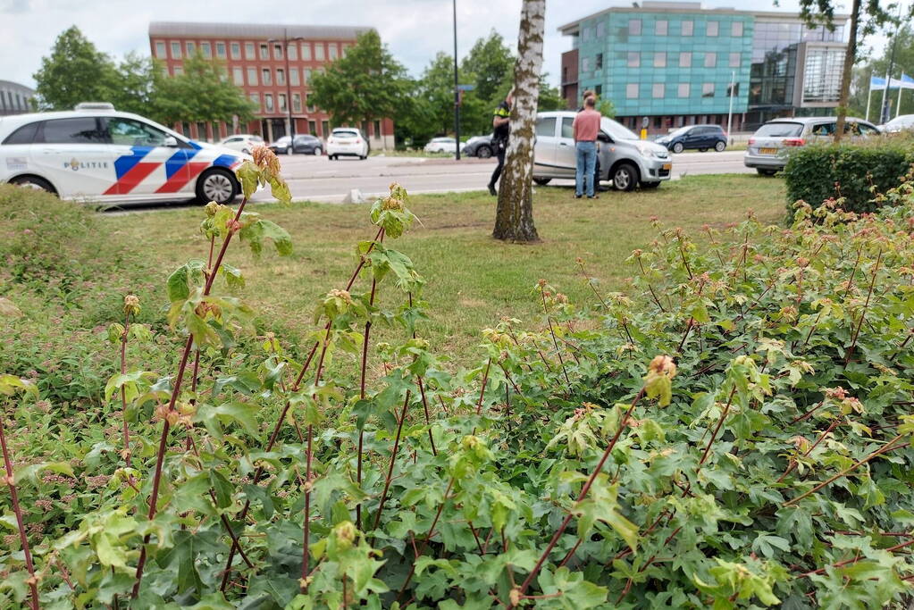 Auto zit vast op betonblok na verlaten van rotonde