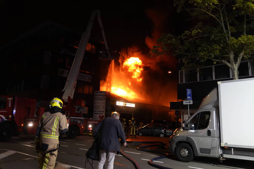 Zeer grote brand in meerdere panden