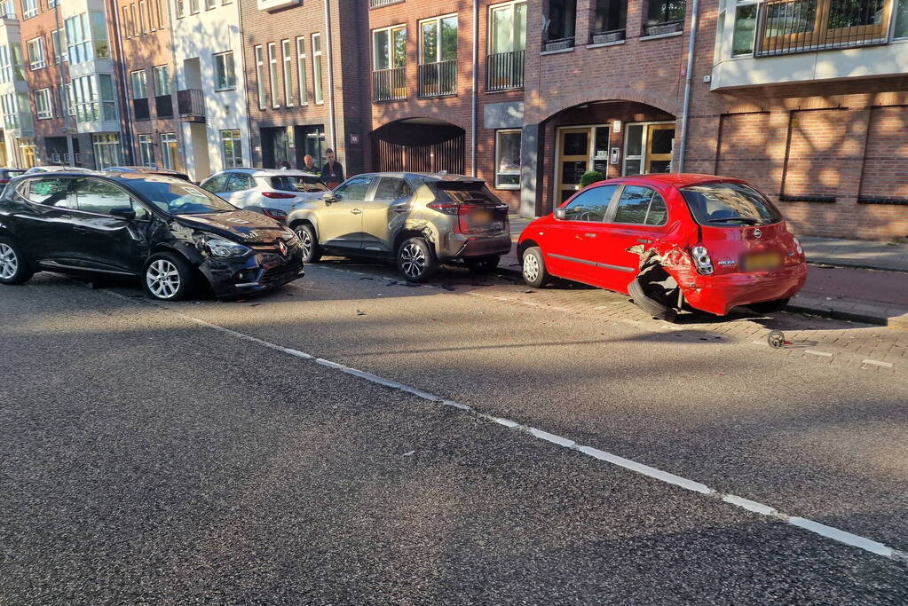 Automobilist botst op geparkeerde auto