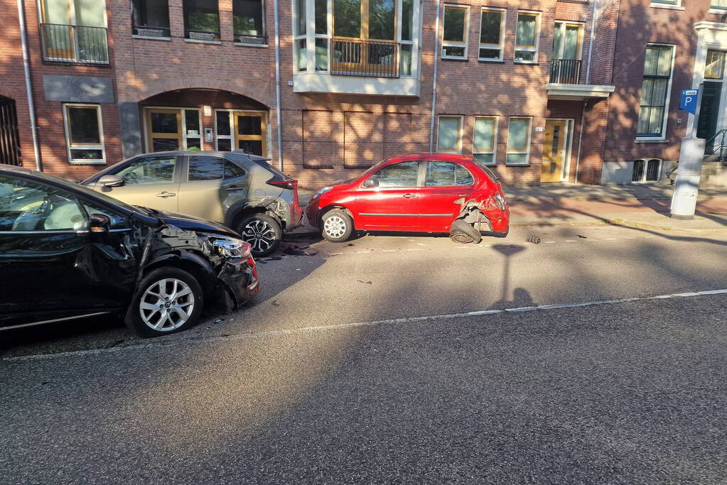 Automobilist botst op geparkeerde auto