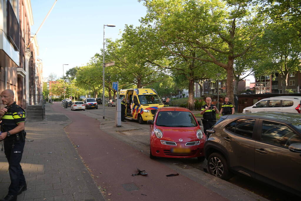 Automobilist botst op geparkeerde auto