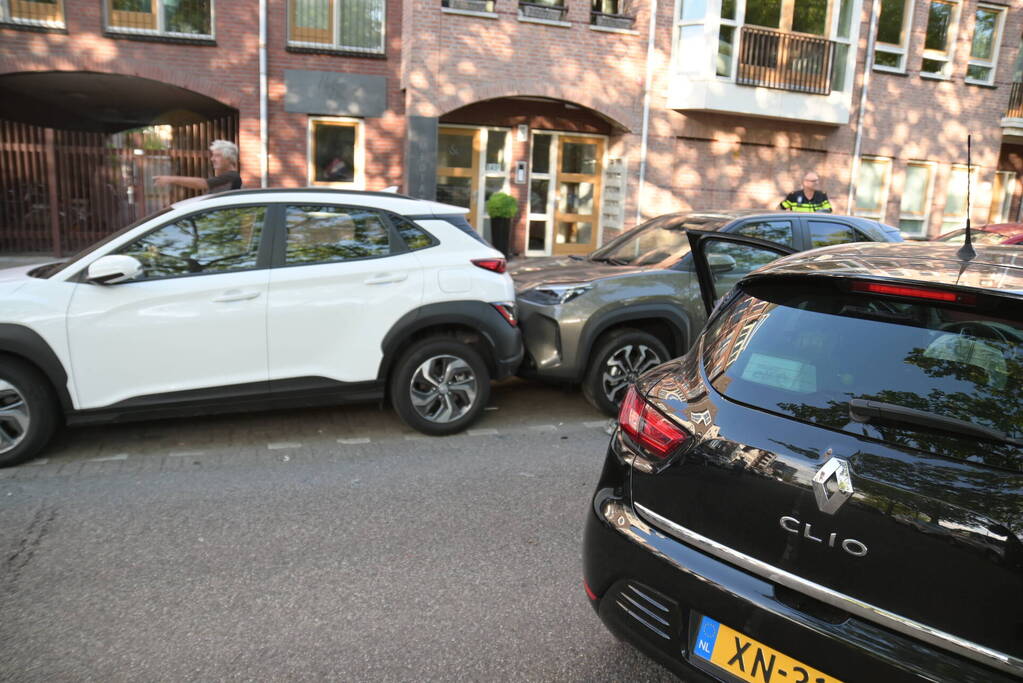 Automobilist botst op geparkeerde auto