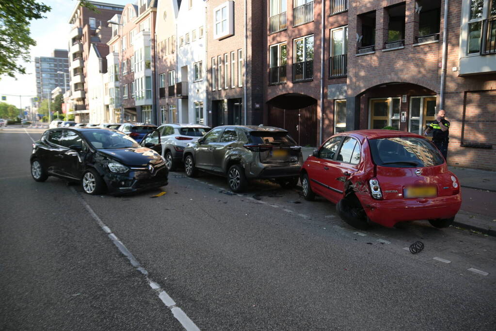 Automobilist botst op geparkeerde auto