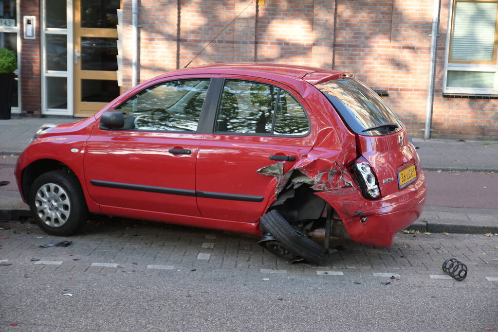 Automobilist botst op geparkeerde auto
