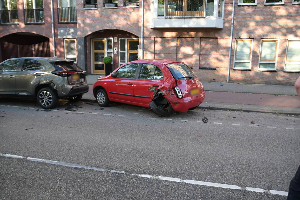 Automobilist botst op geparkeerde auto