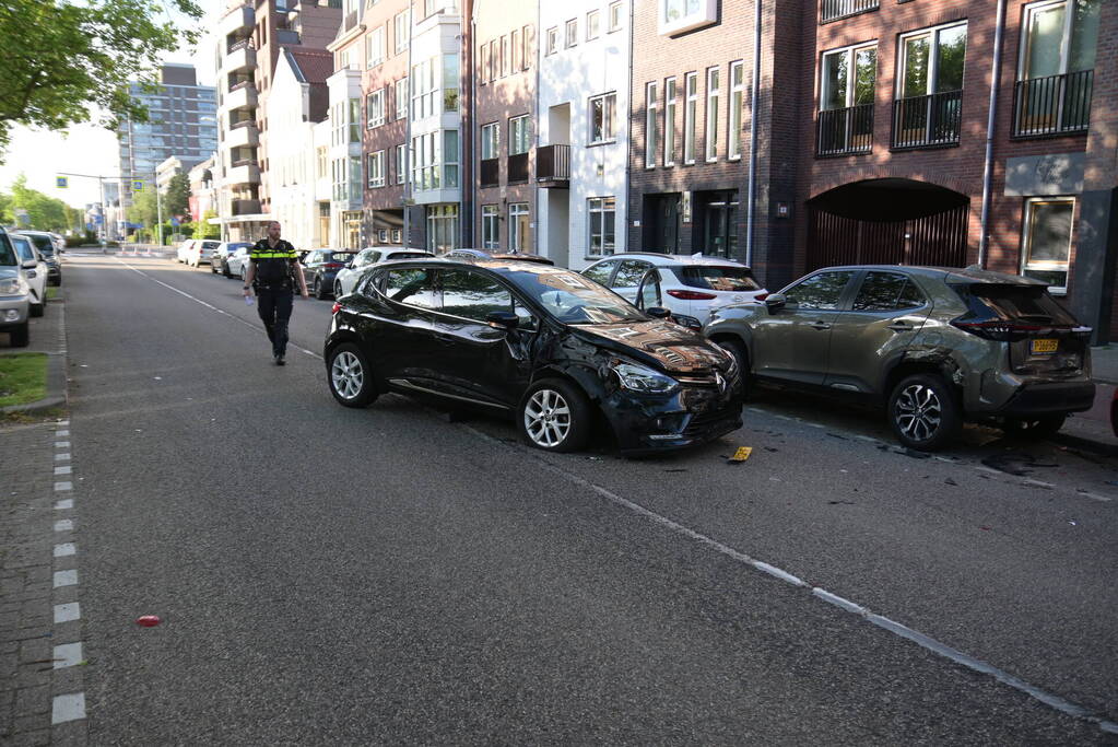 Automobilist botst op geparkeerde auto