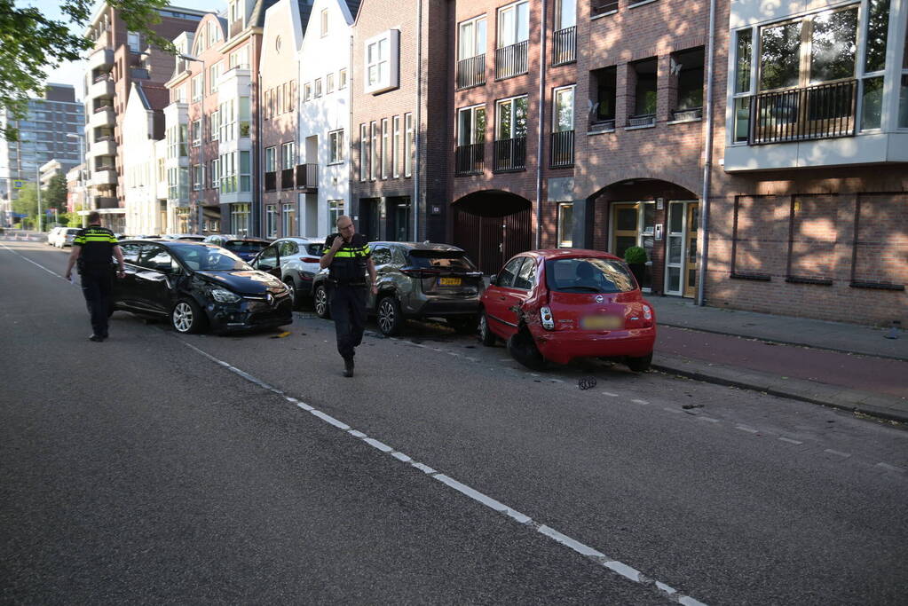 Automobilist botst op geparkeerde auto