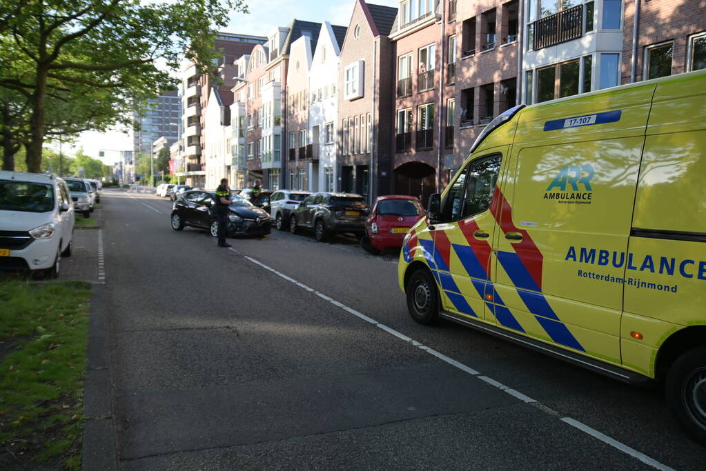 Automobilist botst op geparkeerde auto