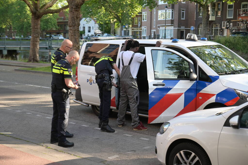 Automobilist botst op geparkeerde auto