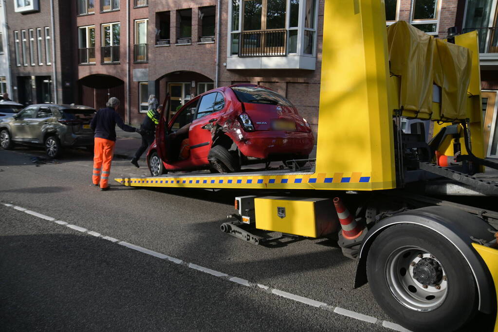 Automobilist botst op geparkeerde auto