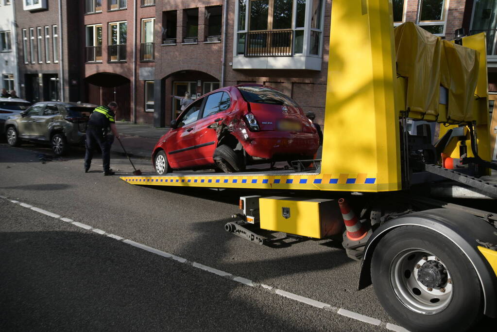 Automobilist botst op geparkeerde auto