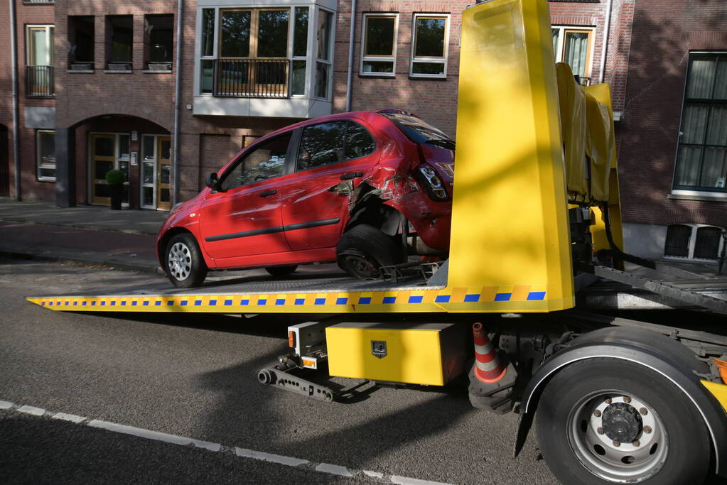 Automobilist botst op geparkeerde auto