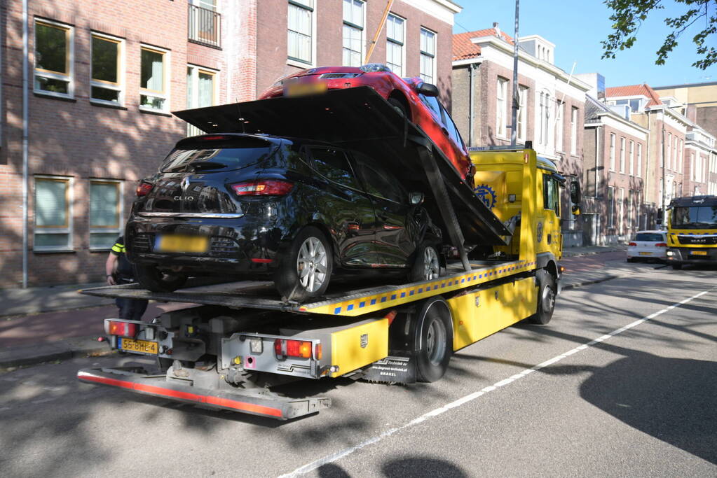Automobilist botst op geparkeerde auto