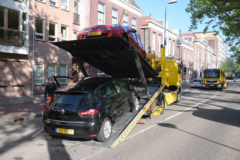 Automobilist botst op geparkeerde auto