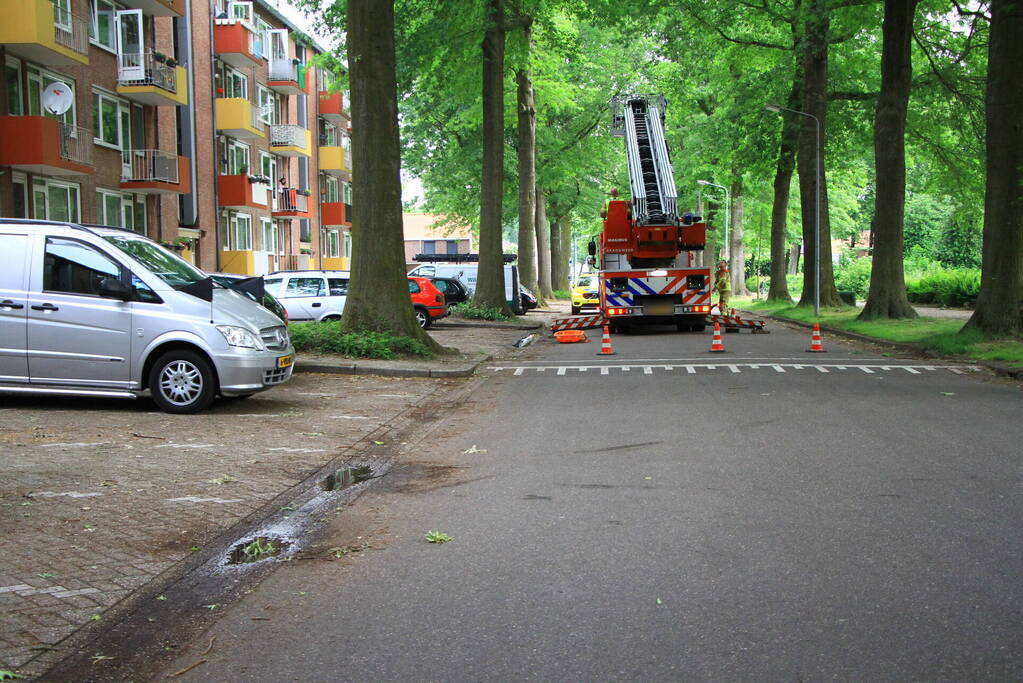 Overleden persoon uit de woning gehaald