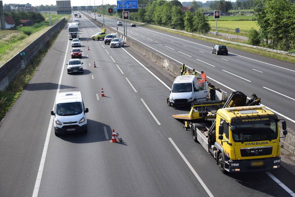 Bestuurder crasht met bestelbus tegen vangrail