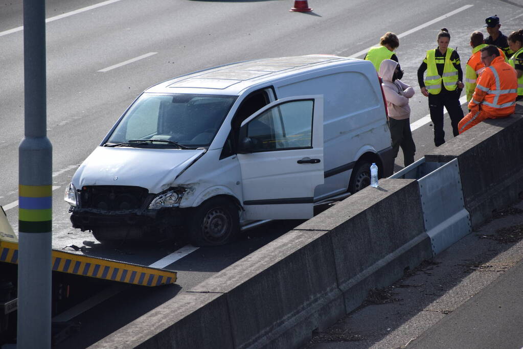 Bestuurder crasht met bestelbus tegen vangrail