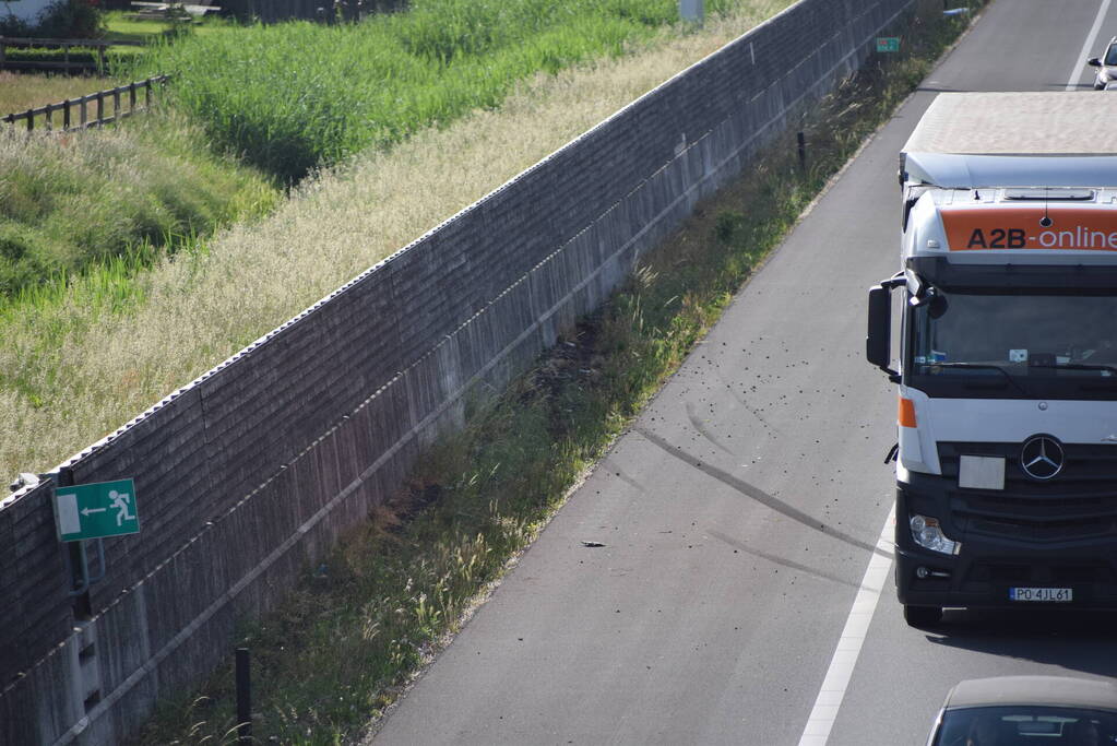 Bestuurder crasht met bestelbus tegen vangrail