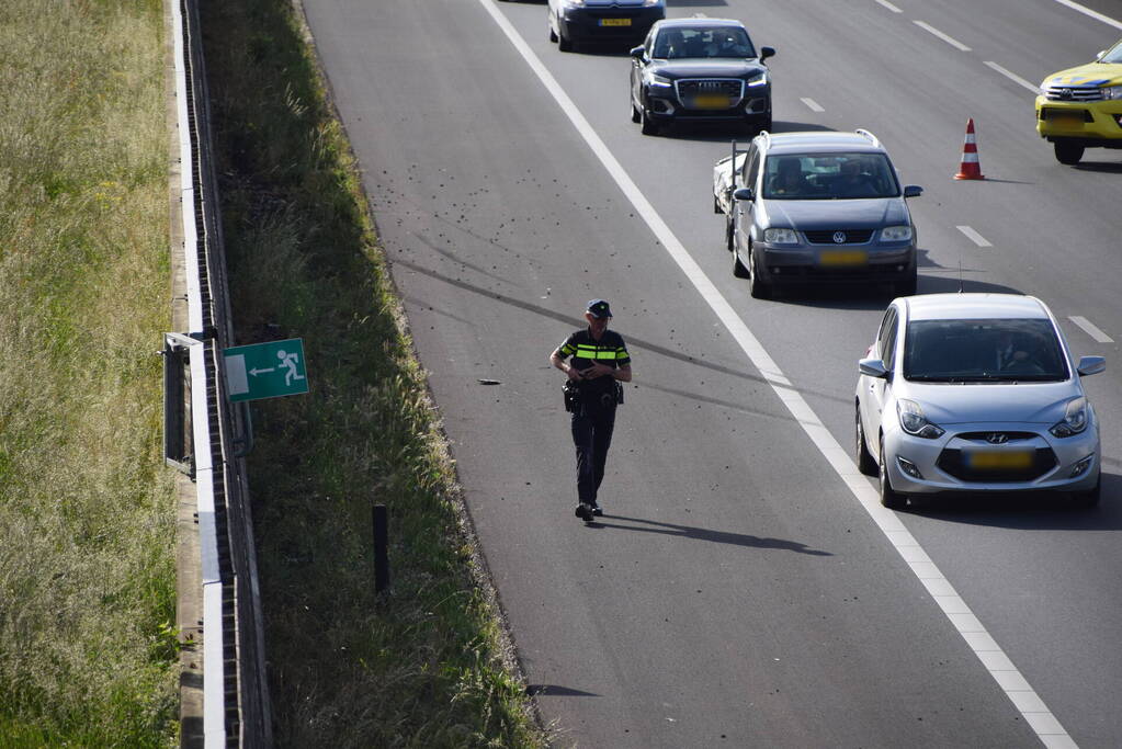 Bestuurder crasht met bestelbus tegen vangrail
