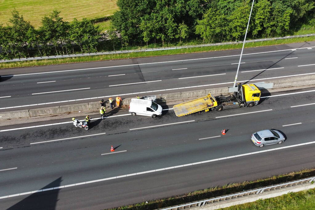 Bestuurder crasht met bestelbus tegen vangrail