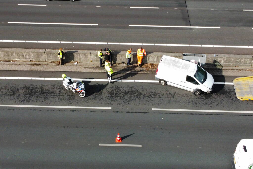 Bestuurder crasht met bestelbus tegen vangrail