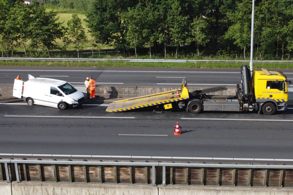 Bestuurder crasht met bestelbus tegen vangrail