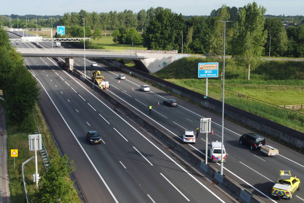 Bestuurder crasht met bestelbus tegen vangrail