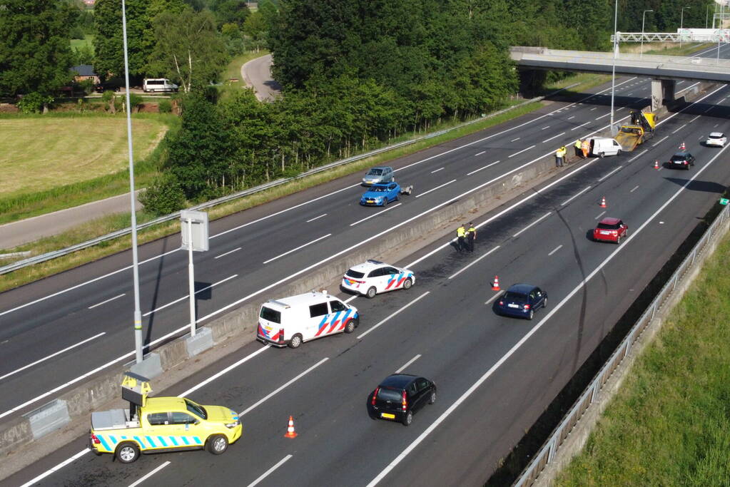 Bestuurder crasht met bestelbus tegen vangrail