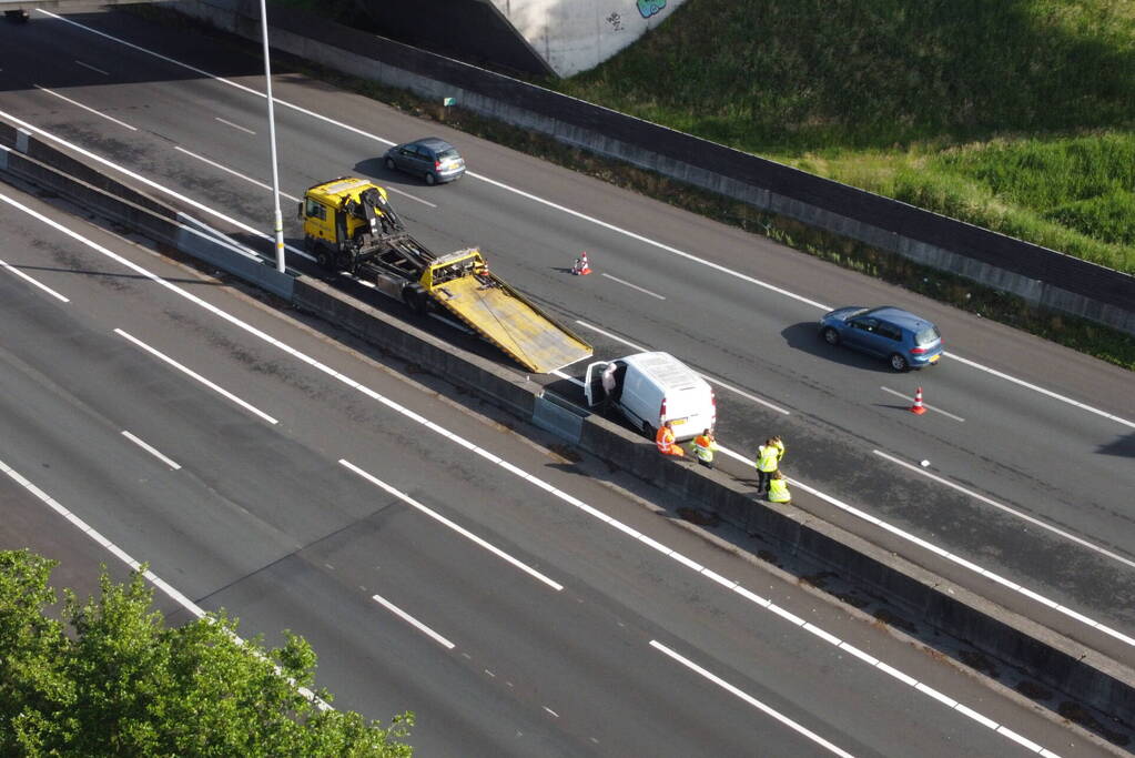 Bestuurder crasht met bestelbus tegen vangrail