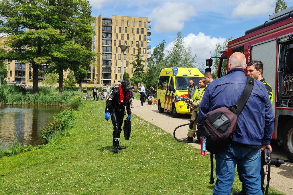 Brandweerduikers doorzoeken vijver