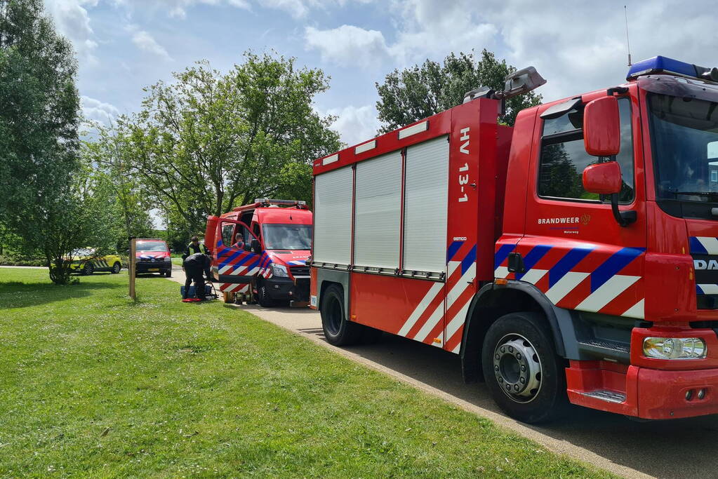 Brandweerduikers doorzoeken vijver