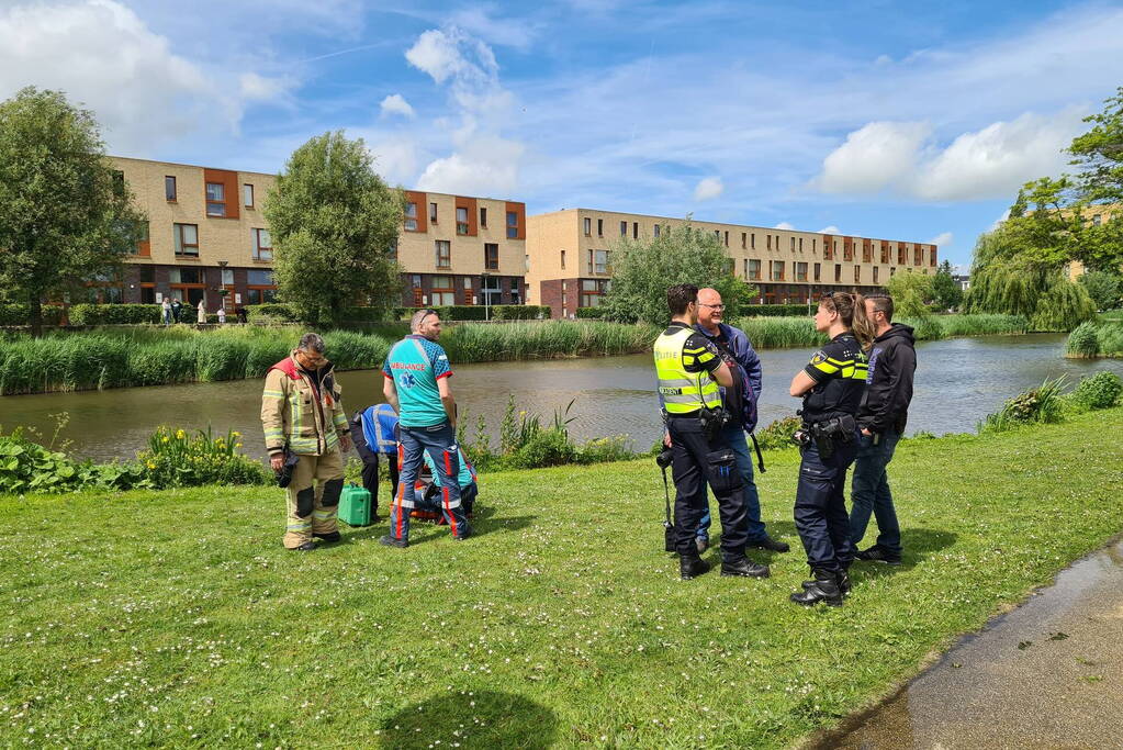 Brandweerduikers doorzoeken vijver