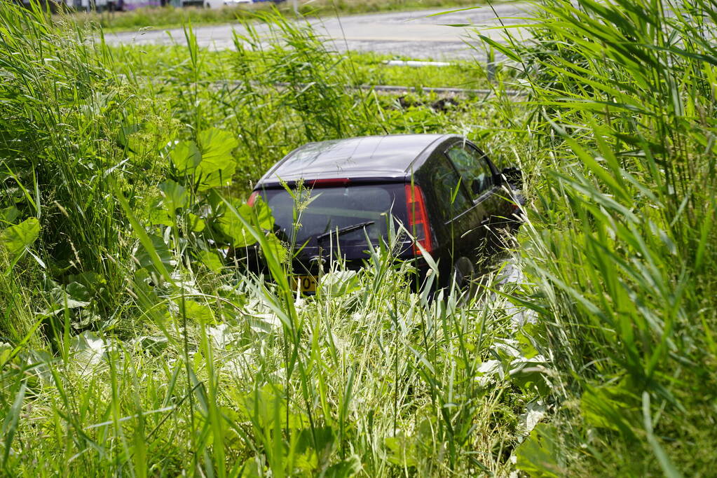 Auto belandt in dichtbegroeide sloot
