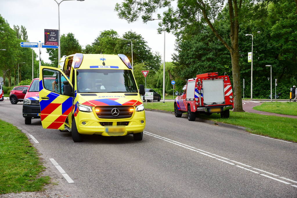 Auto rijdt over rotonde de sloot in