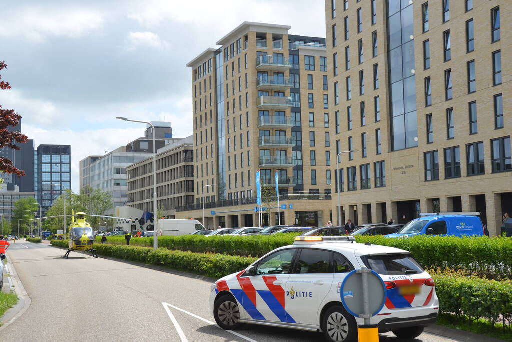 Traumahelikopter landt op wegdek voor incident
