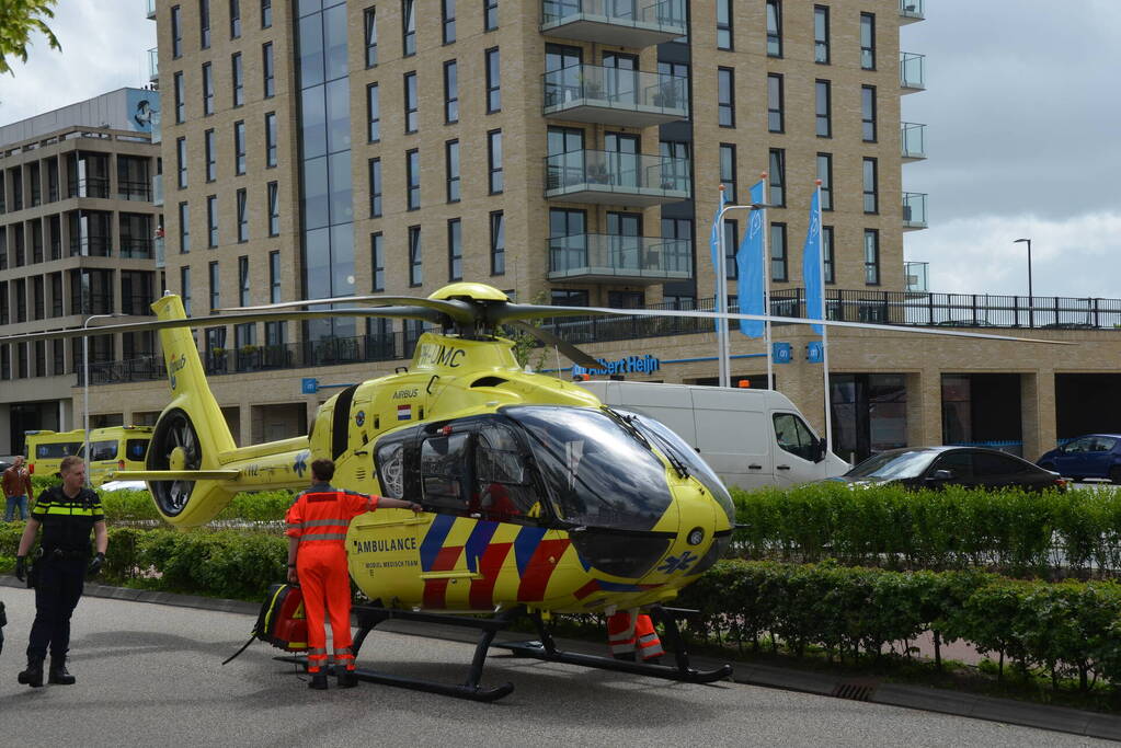 Traumahelikopter landt op wegdek voor incident