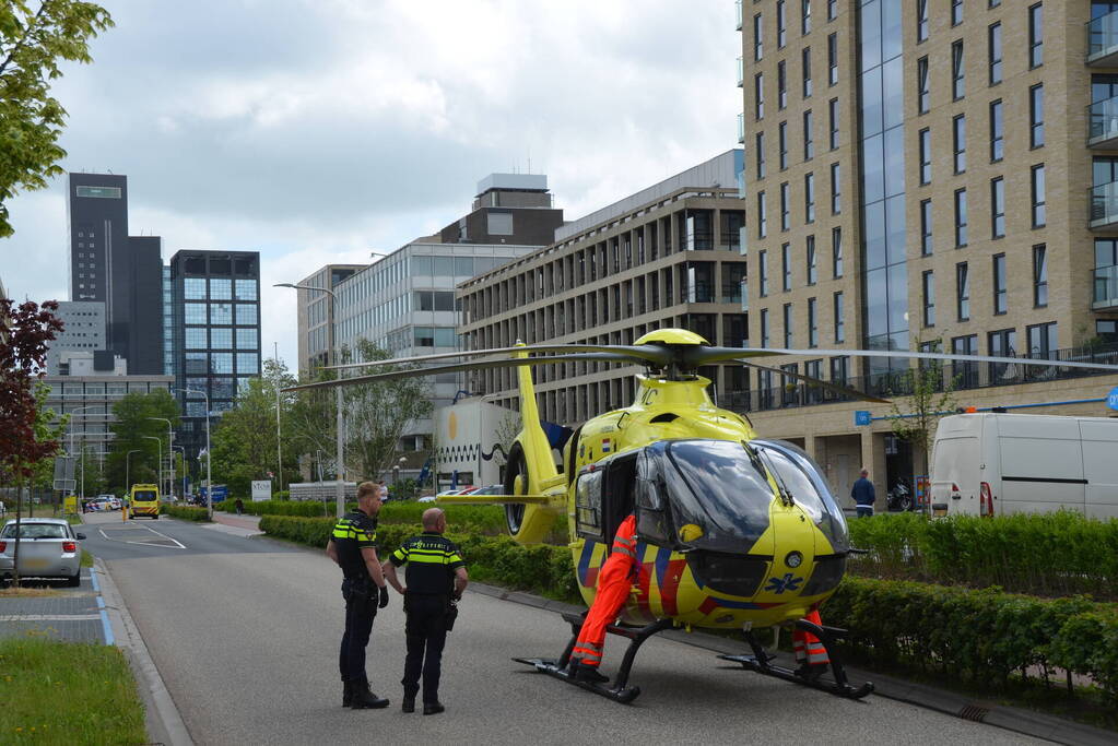 Traumahelikopter landt op wegdek voor incident