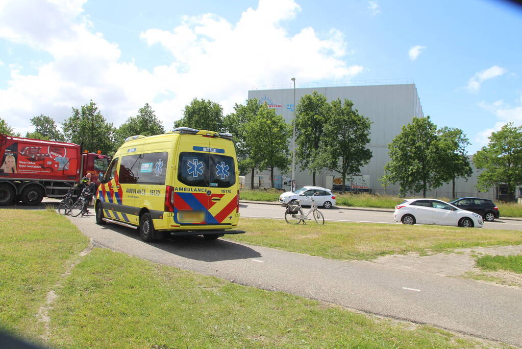 Fietser in botsing met afslaande auto op rotonde