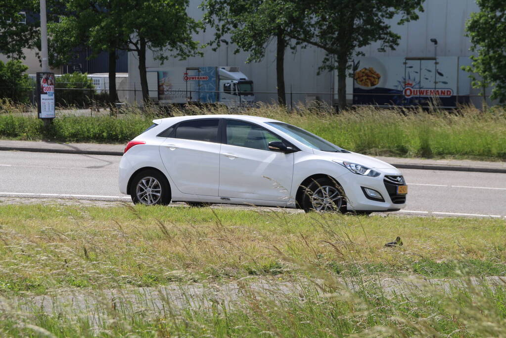 Fietser in botsing met afslaande auto op rotonde