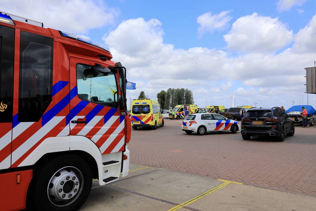 Meerdere personen te water nadat botter omslaat