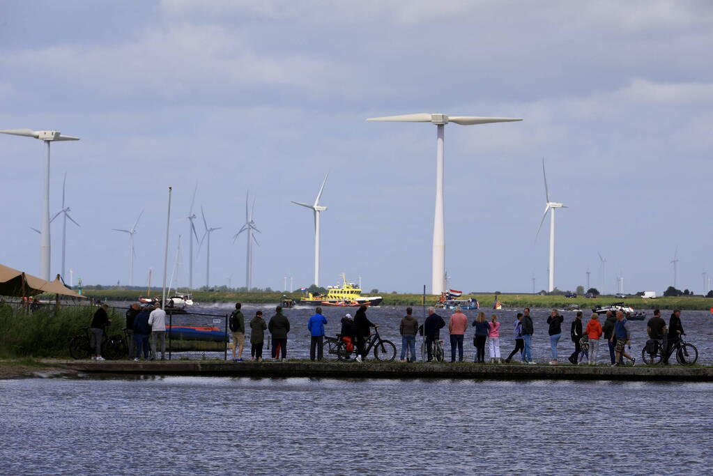 Meerdere personen te water nadat botter omslaat