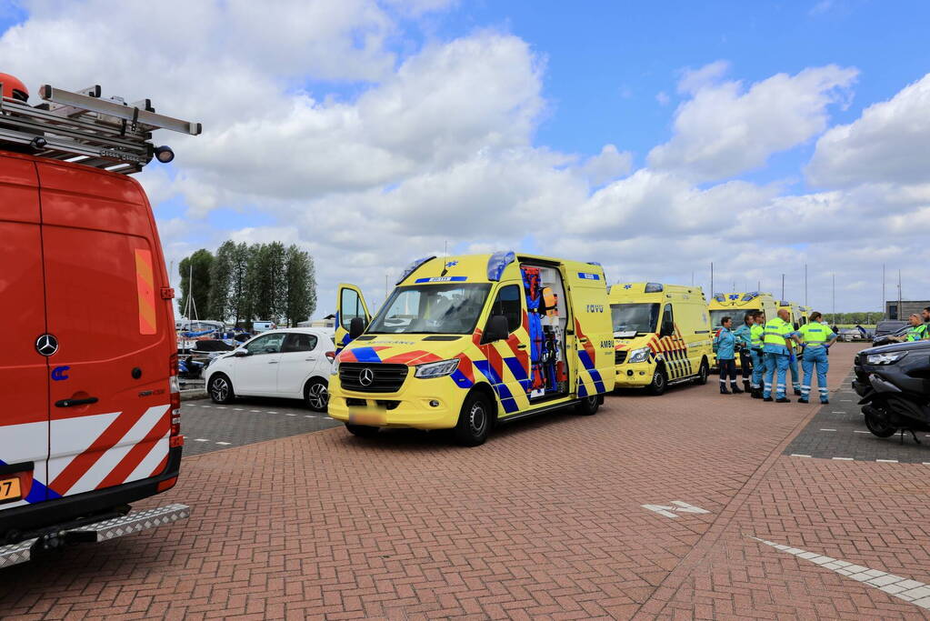 Meerdere personen te water nadat botter omslaat