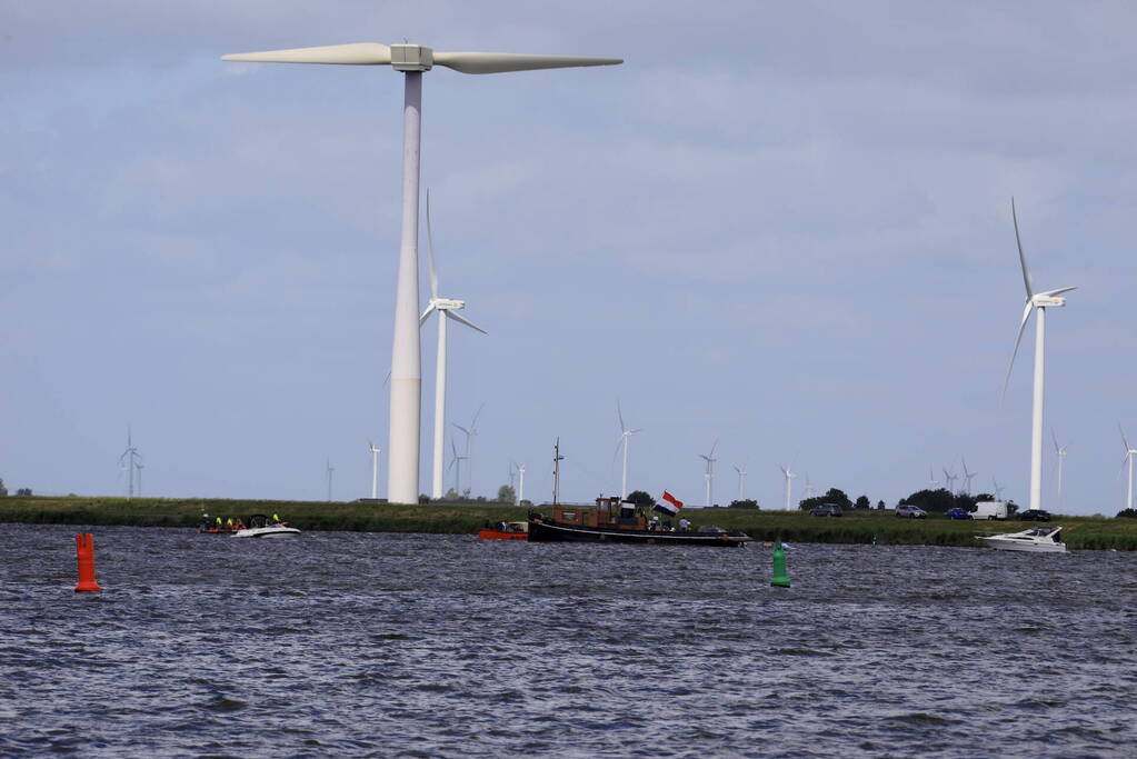 Meerdere personen te water nadat botter omslaat