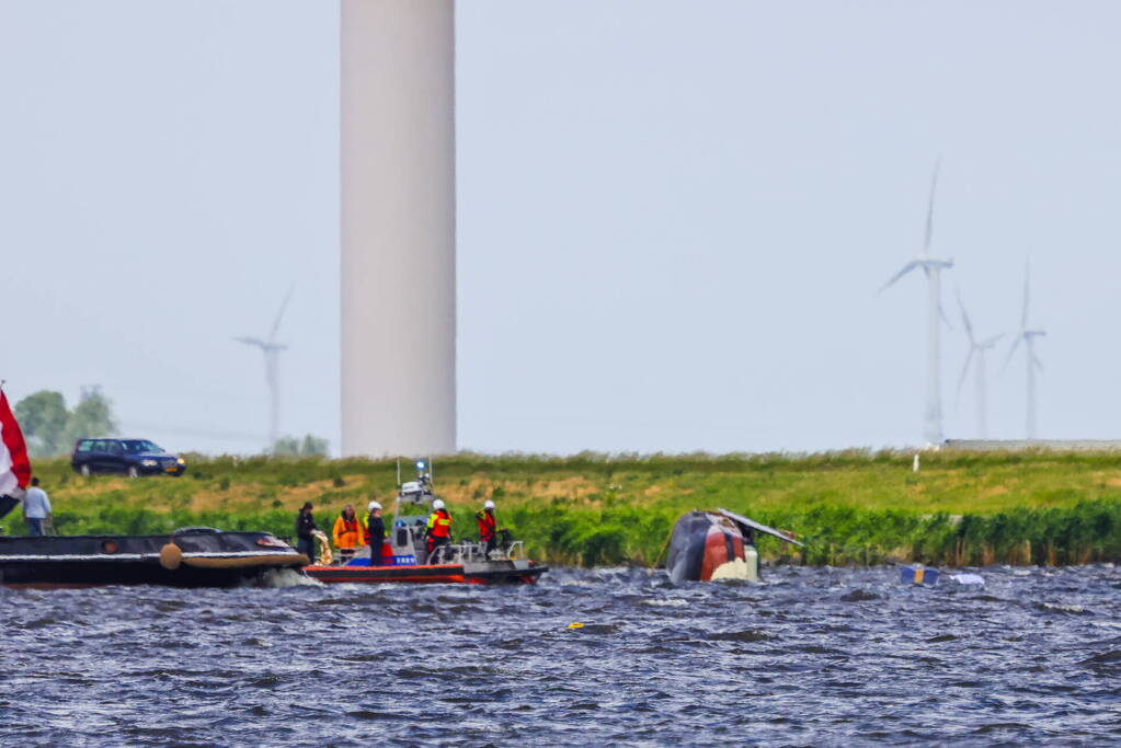 Meerdere personen te water nadat botter omslaat