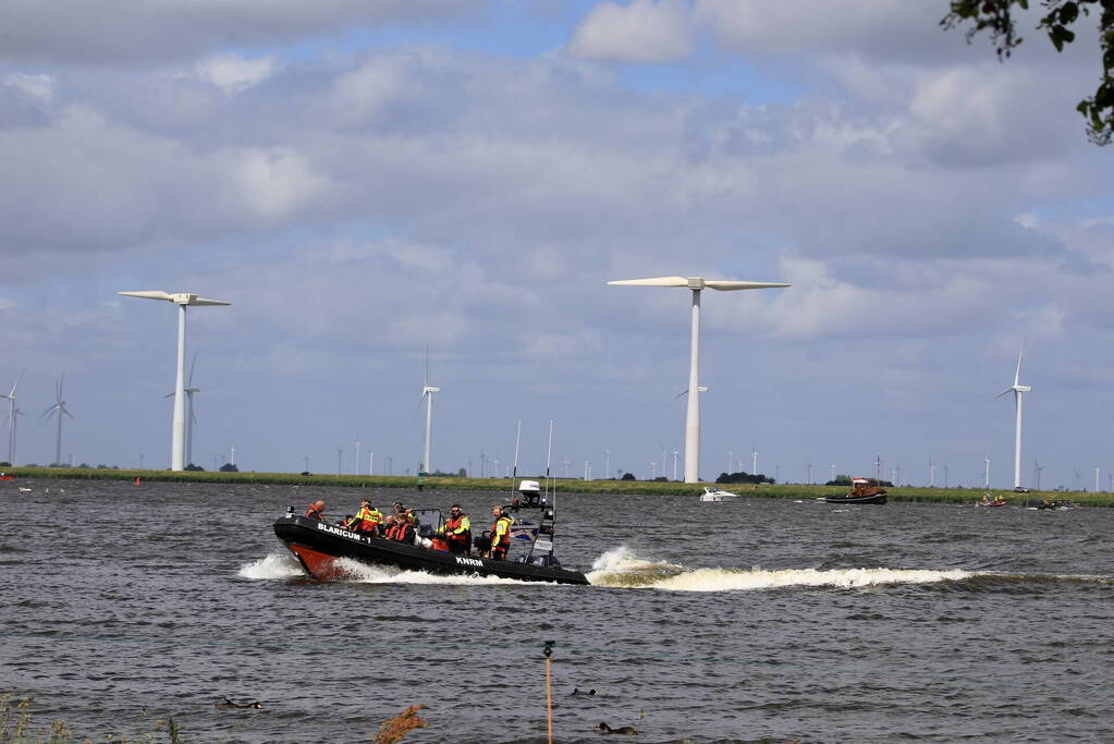 Meerdere personen te water nadat botter omslaat